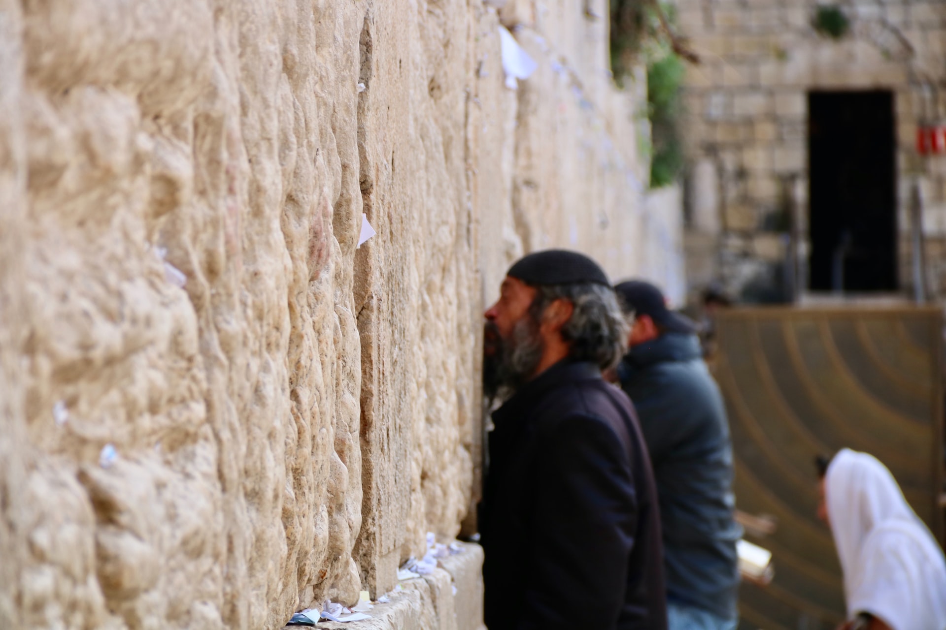 Judíos rezan en el Muro de los Lamentos, en Jerusalén. Foto: UNsplash / Jorge Fernández Salas
