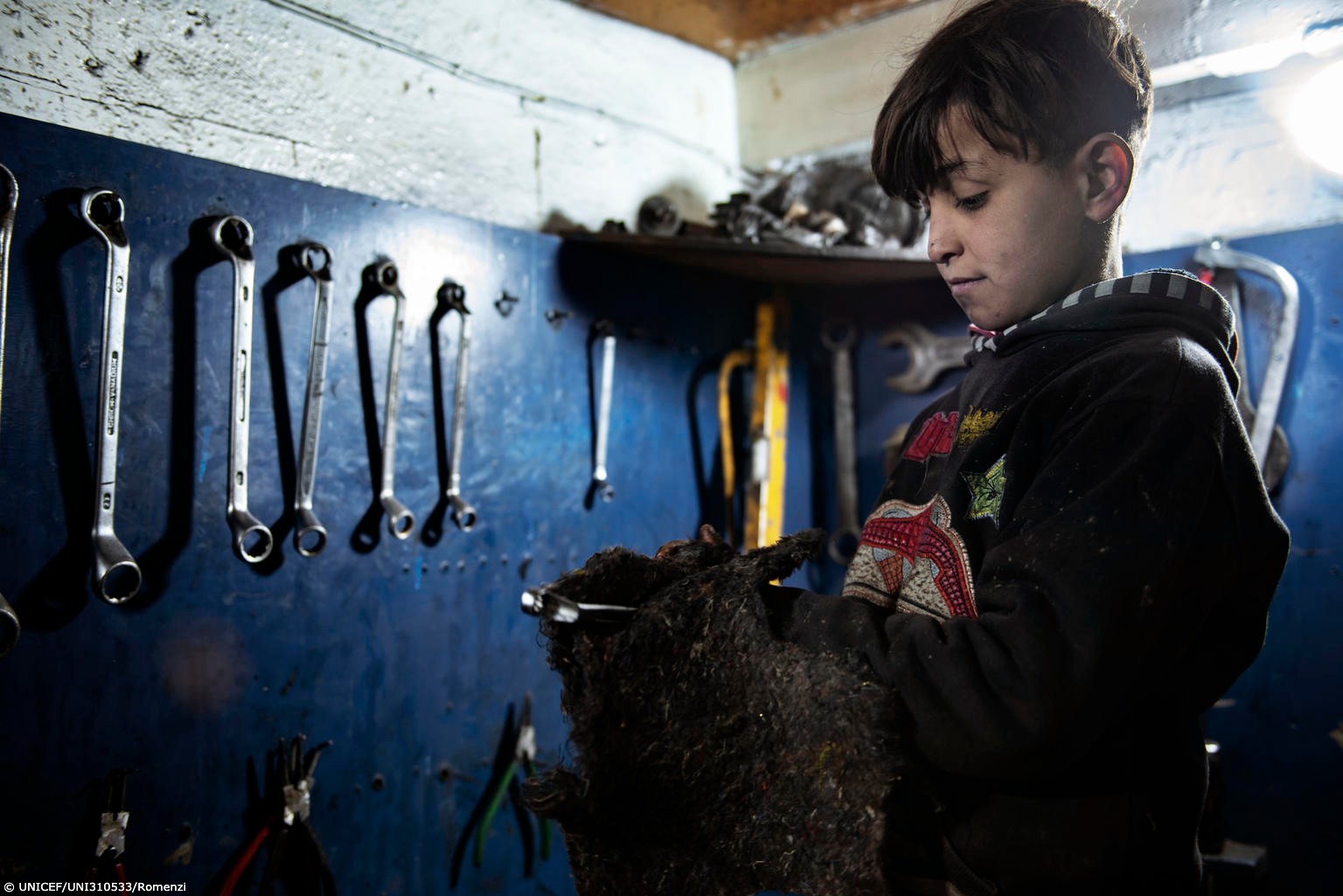La Unicef difundió el caso de Hussein, un niño de 10 años que hace 2 años trabaja en un taller mecánico. Foto: Twitter / Unicef