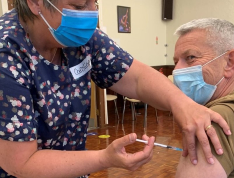 Una enfermera vacuna a un adulto mayor en Londres. Foto: Twitter / NHS