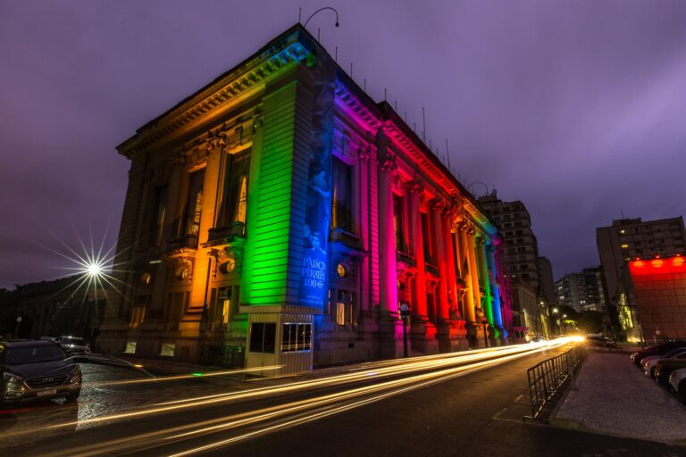 Palacio Piratini en Porto Alegre iluminado con los colores del arco iris para celebrar el Día del Orgullo LGBTQIA+. Créditos: Gustavo Mansur/Palácio Piratini. Fotos Públicas