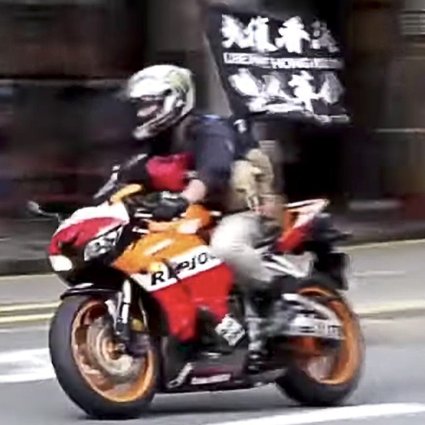 Imagen de Tong Ying-Kit en su motocicleta. La bandera dice “Liberar Hong Kong: la revolución de nuestro tiempo”, una frase considerada ilegal por Pekín