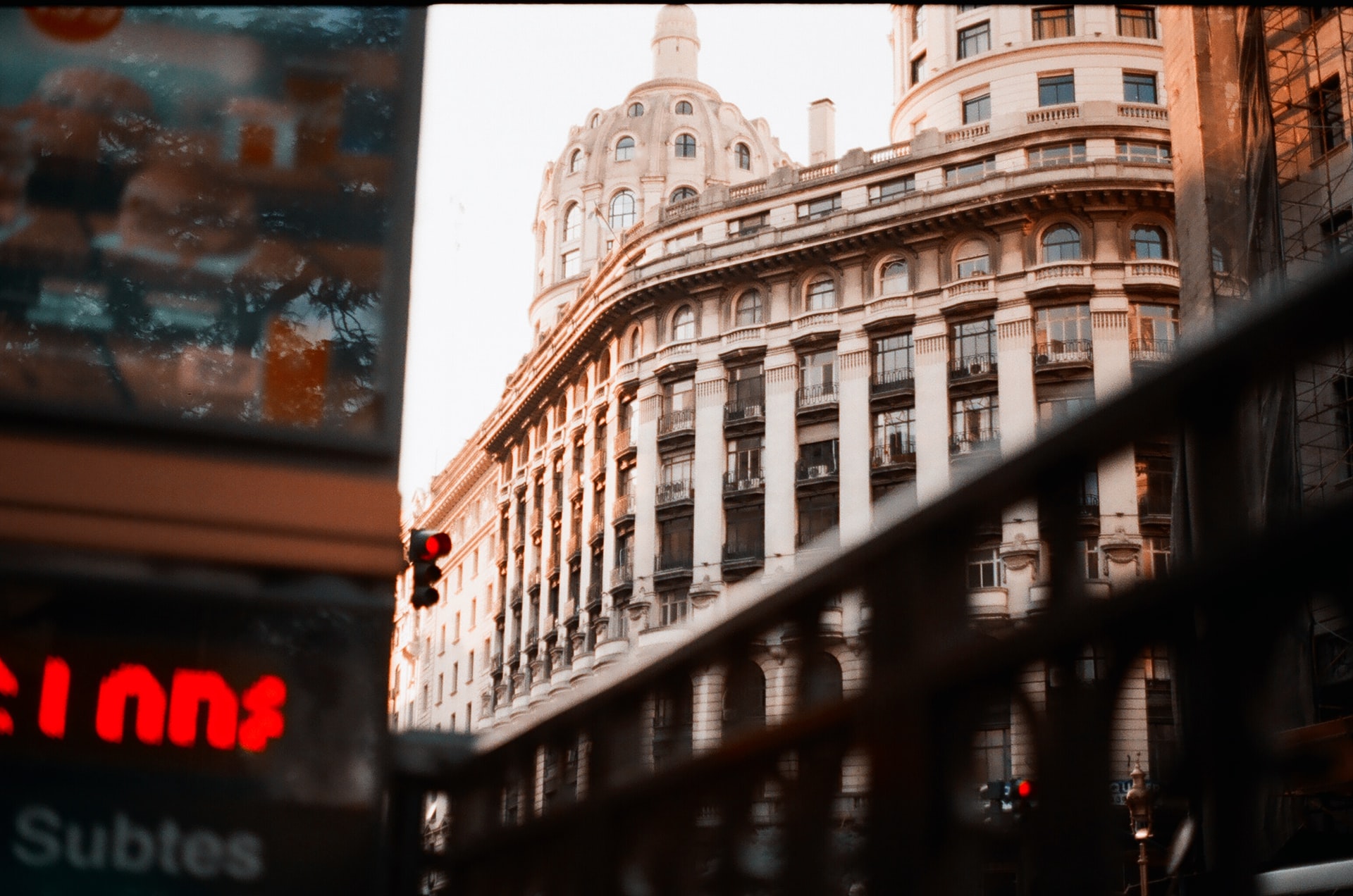 Hermosos edificios de principios del siglo XX engalanan el Microcentro y 'La City' porteña, donde se concentra gran parte de la actividad económica del país. Foto: UNsplash / Bruno Díaz (CC 3.0)