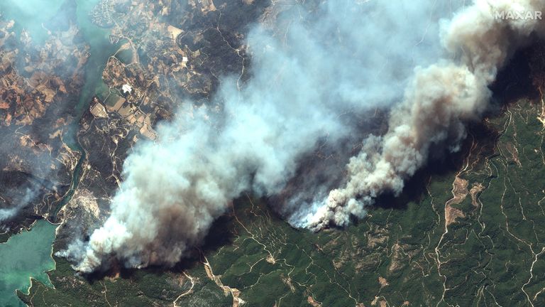 Las columnas de humo causadas por los incendios forestales se pueden ver desde el cielo. Imagen de satélite © 2021 Maxar Technologies 