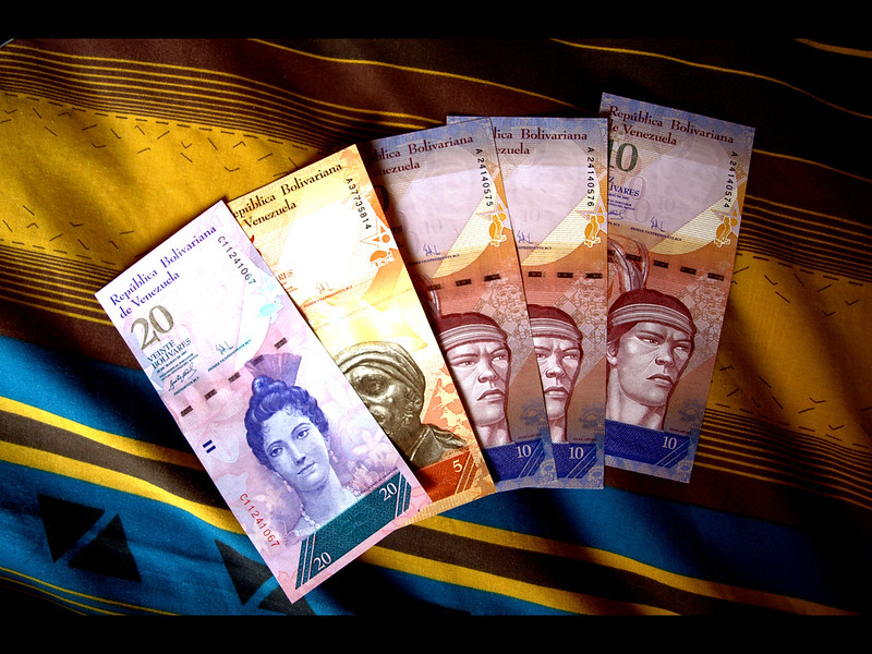 Cuatro de los billetes de bolívares que circulan en Venezuela en la actualidad. Foto: Flickr / Jorge Andrés Paparoni