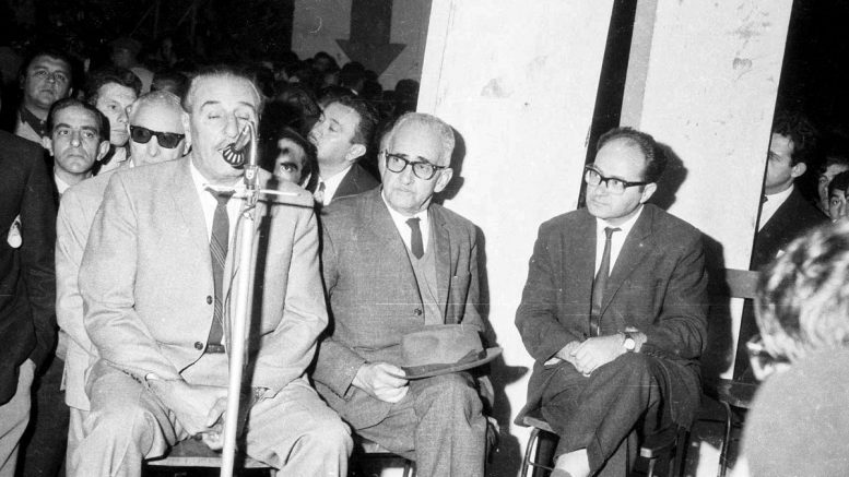 Niko Schvarz (primero a la derecha) junto al sindicalista Severino Alonso y Luis Pedro Bonavita durante un conversatorio sobre Vietnam. Foto de archivo del Centro de Fotografía de Montevideo