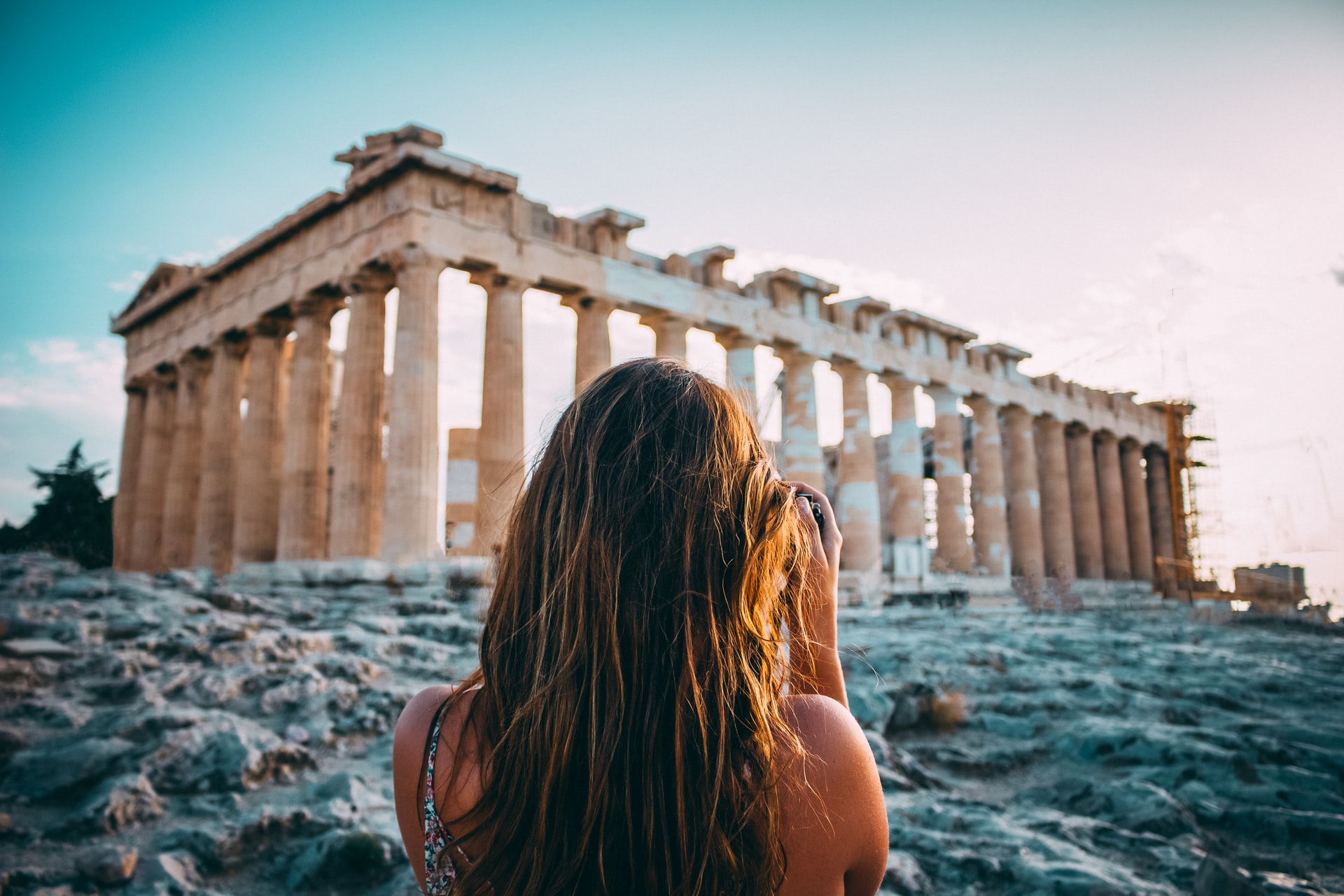 Una turista fotografía el reconocido Partenón griego, enclavado en la Acrópolis a las afueras de Atenas. Foto: UNsplash / Arthur Yeti