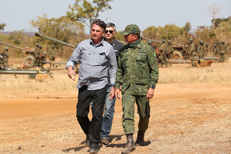 Bolsonaro participando de unos ejercicios militares en la localidad de Formosa, en el estado de Goiás. Foto: Gobierno de Brasil