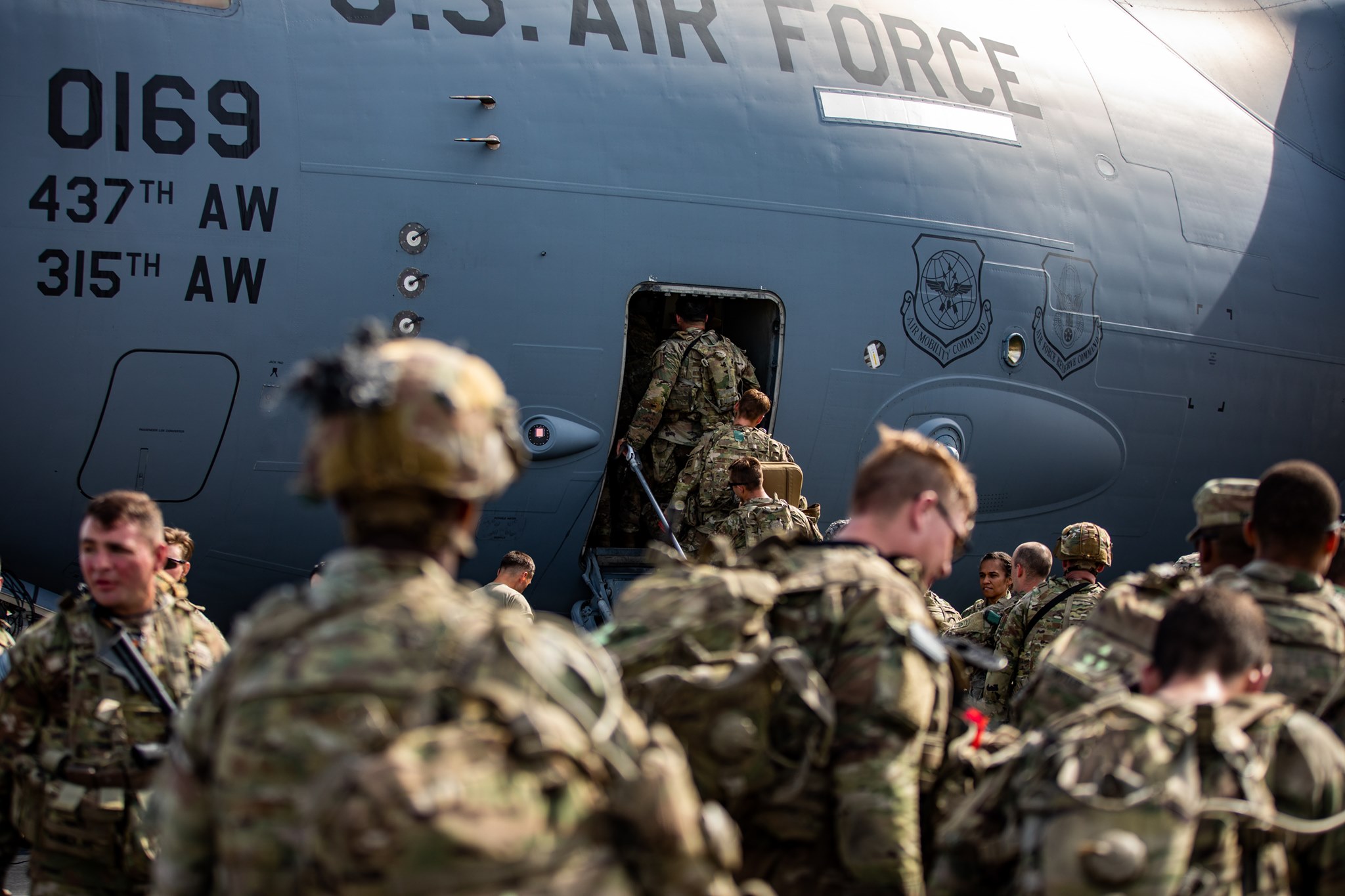 Militares estadounidenses salen de Afganistán en un avión de la Fuerza Aérea de su país. Foto: Twitter / USArmy