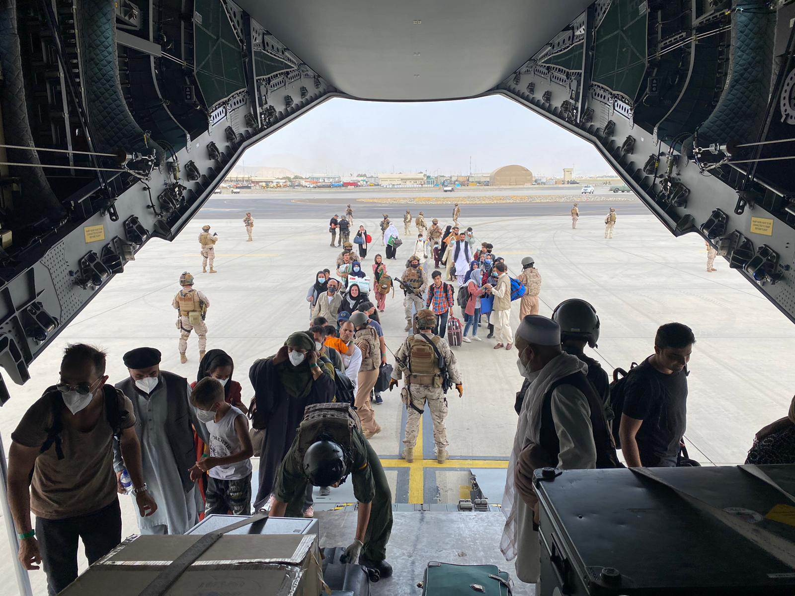 Un avión de la fuerza aérea española evacúa a cientos de personas del aeropuerto de Kabul. Foto: Gobierno de España