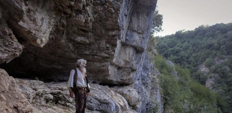 Panta Petrovic vive hace dos décadas en una cueva en la montaña. Foto: Instagram/ hispantv.canal