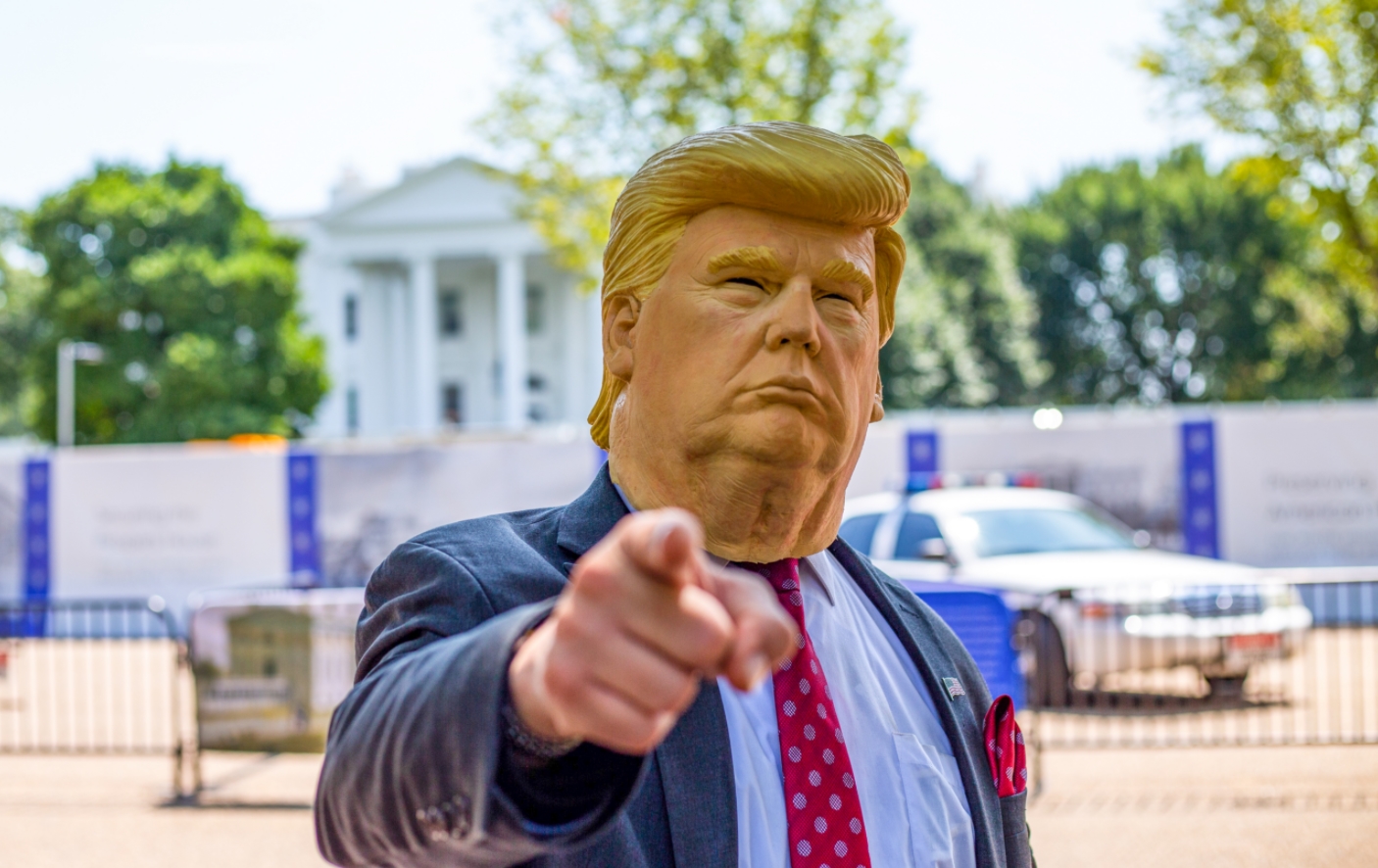 Un hombre viste una máscara con la cara de Donald Trump frente a la Casa Blanca en Washington, Estados Unidos. Foto: UNsplash / Darren Halstead