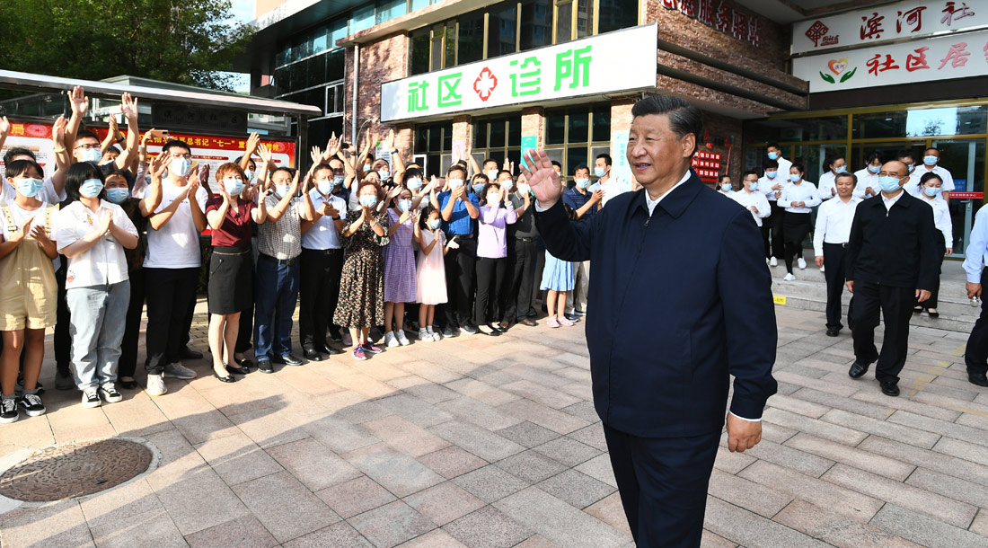 El presidente chino, Xi Jinping, saludando a un grupo de personas en Pekín. Foto. Gobierno de China