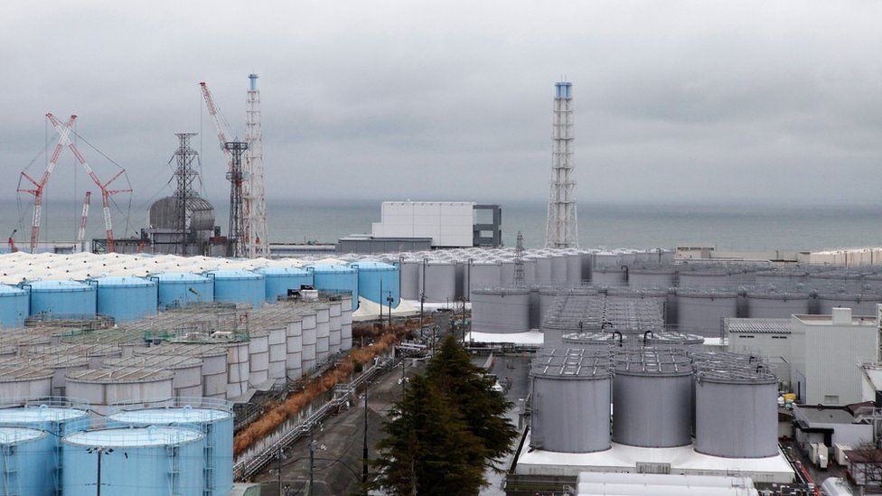 Cientos de gigantescos cilindros fueron instalados en la zona del desastre en Fukushima para almacenar el agua radioactiva usada para limpiar la zona. Foto: Flickr / Gwydion M. Williams