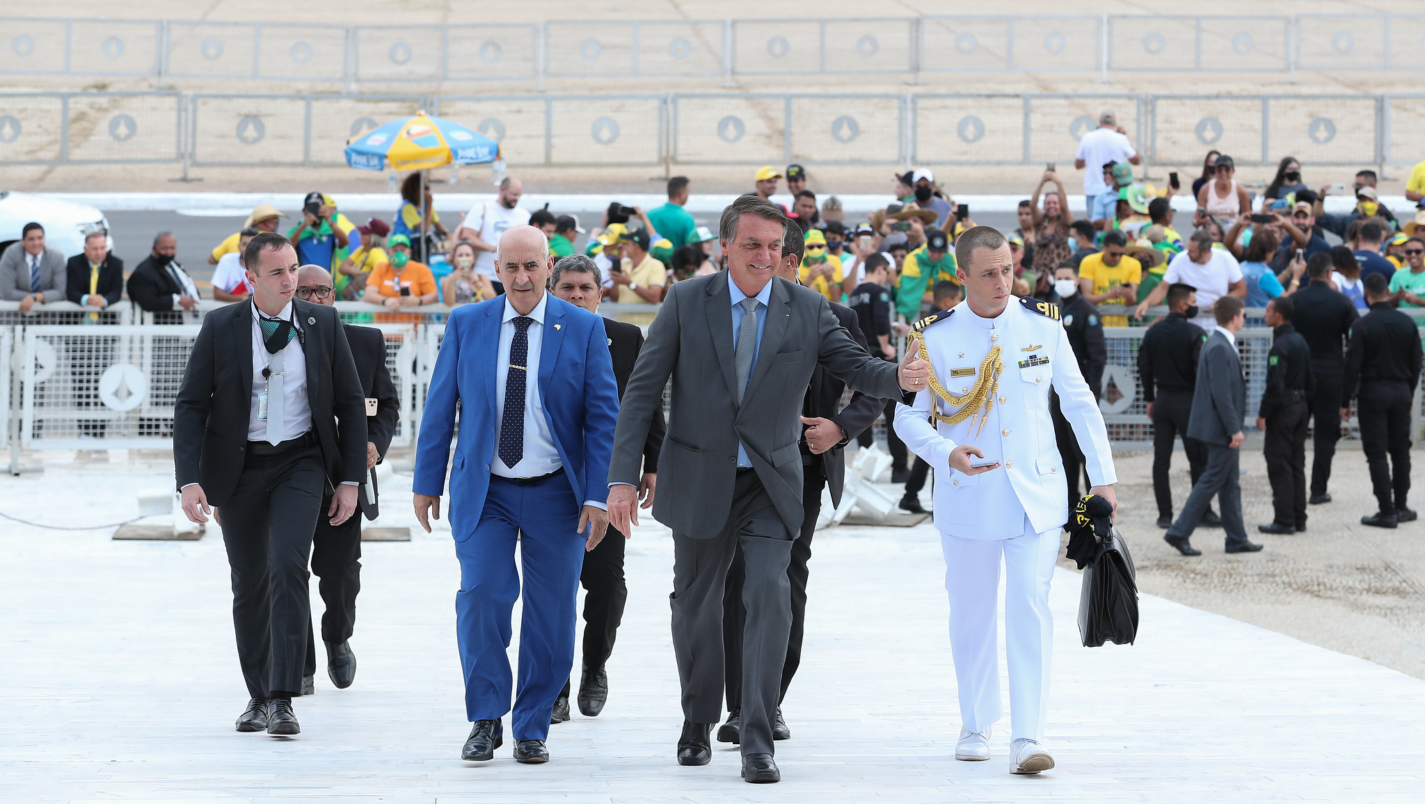 Bolsonaro saluda a simpatizantes suyos instalados afuera del Palacio de Planalto, sede del gobierno nacional. Foto: Presidencia de Brasil