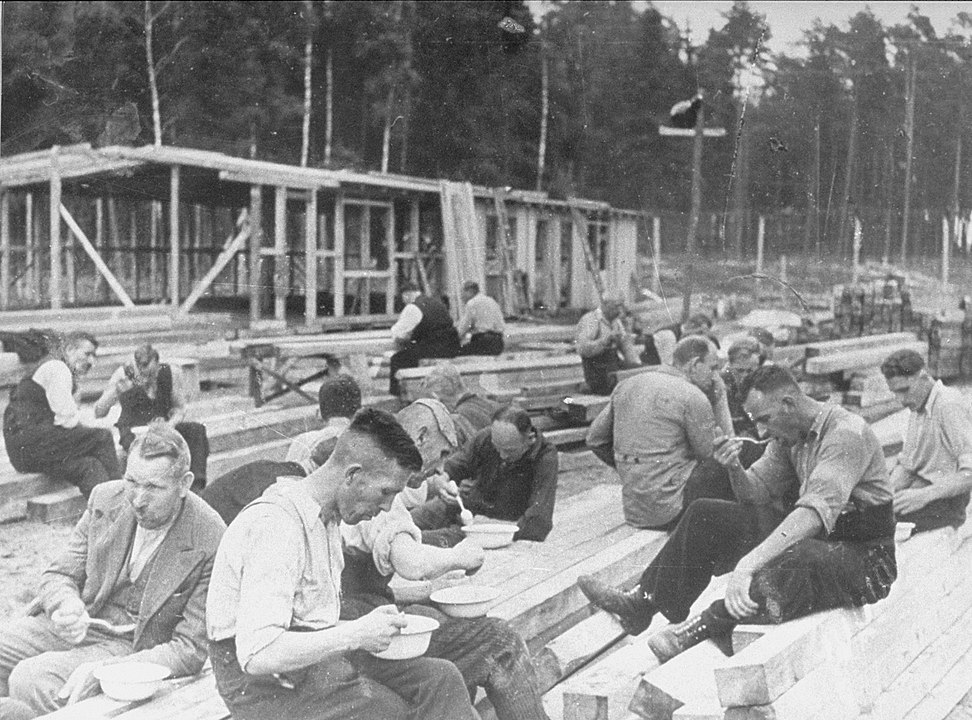 Prisioneros comen en el campo de concentración de Stutthof, en una foto de octubre de 1939. Foto: Wikimedia Commons