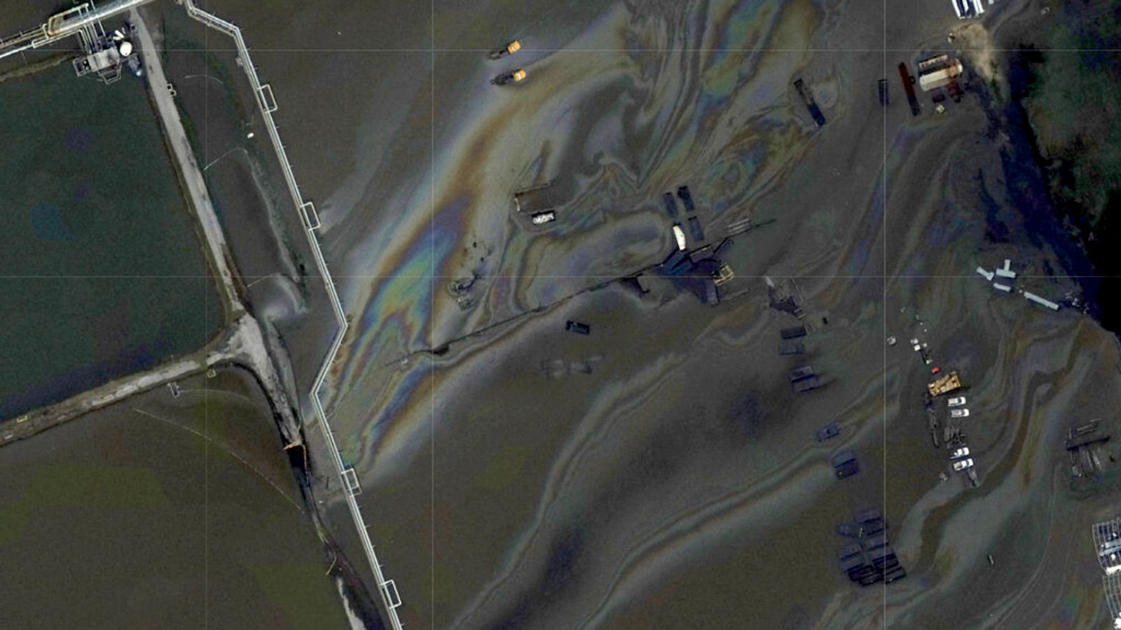 Las imágenes de satélite revelan la extensión del derrame de petróleo frente a la costa de Luisiana. Imagen cortesía de AP / Maxar