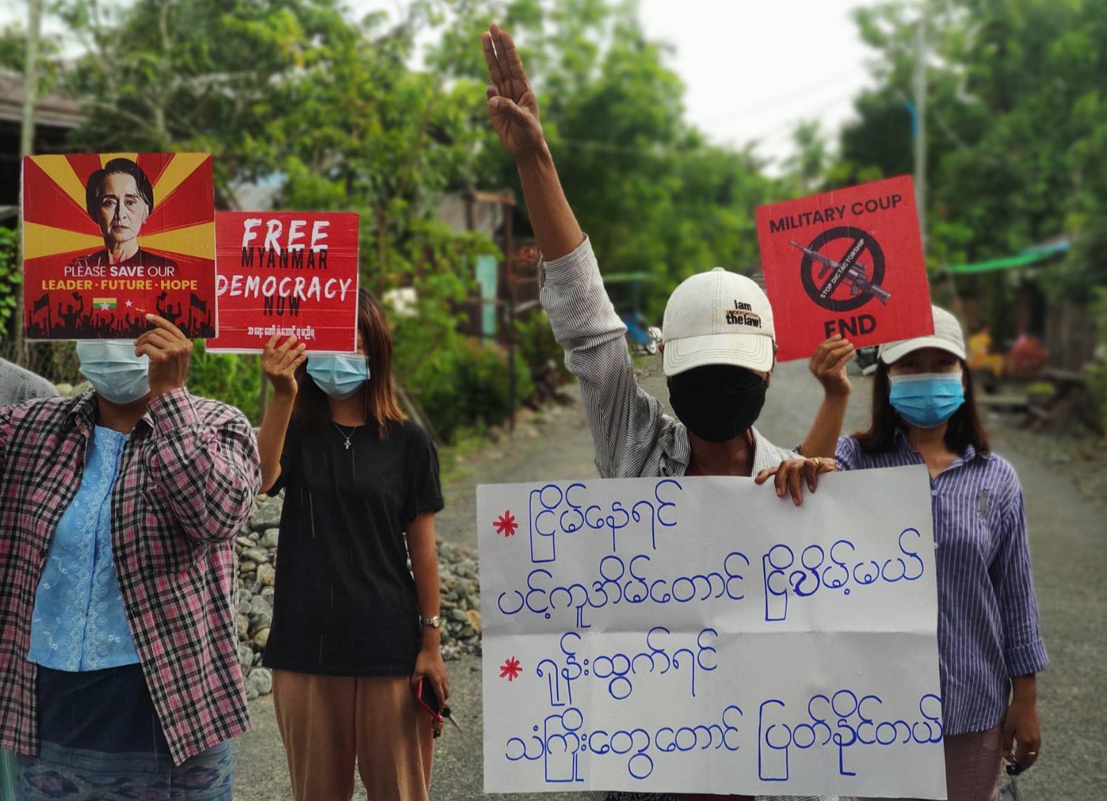 Manifestantes birmanos piden la liberación de la líder Aung San Suu Kyi, arrestada por los golpistas militares, y reclaman la reinstauración de la democracia en Myanmar. Foto cortesía de MyanmarNow. 