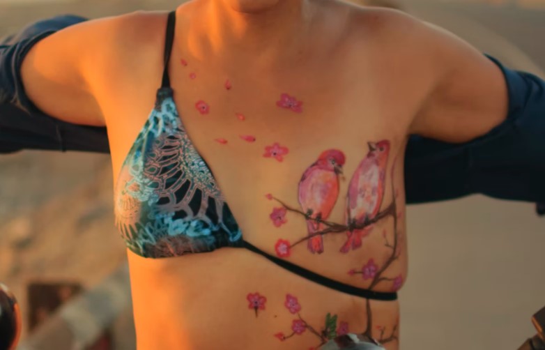 Una mujer muestra las secuelas de la mastectomía en una de sus mamas. Foto: UNsplash / Gabriel Aguirre