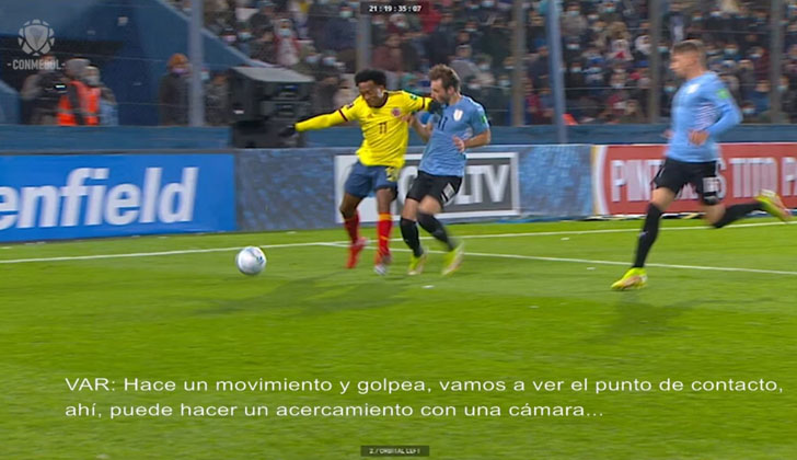 Instante en el que Viña recibe el codazo de Cuadrado. Fotograma video de CONMEBOL.