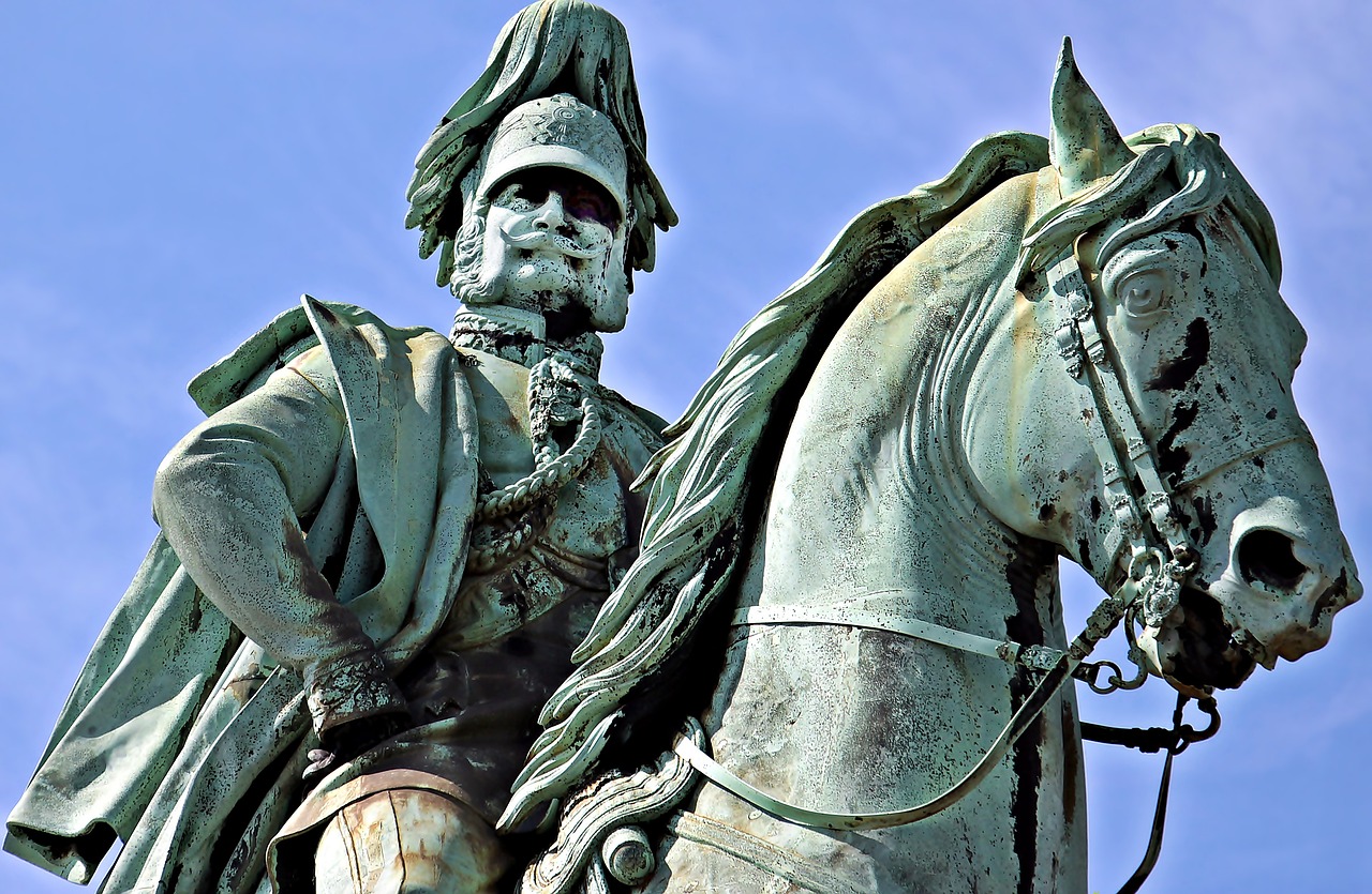 Estatua del kaiser Guillermo I de Alemania, rey de Prusia y primer emperador de Alemania, en una céntrica plaza del centro de Colonia, Alemania. Foto: Pixabay