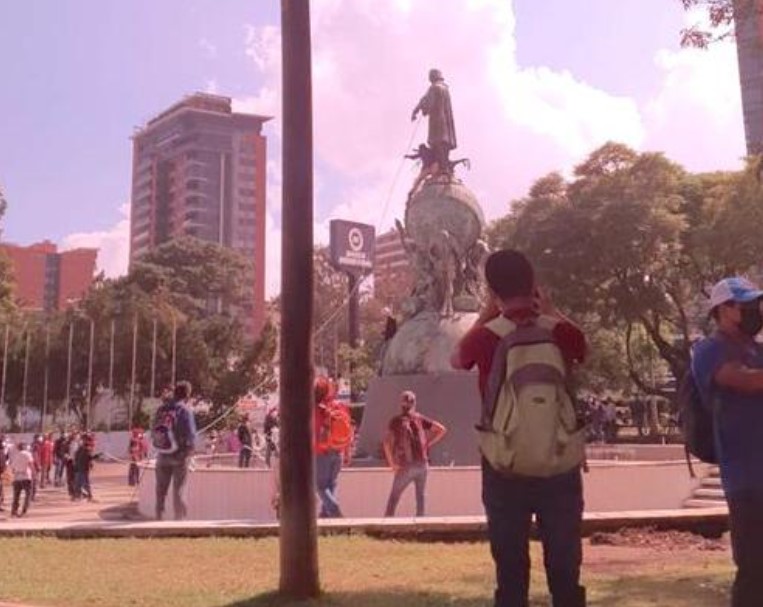 Momento en que los manifestantes intentaron derribar la estatua de Colón en Ciudad de Guatemala. Foto: Twitter