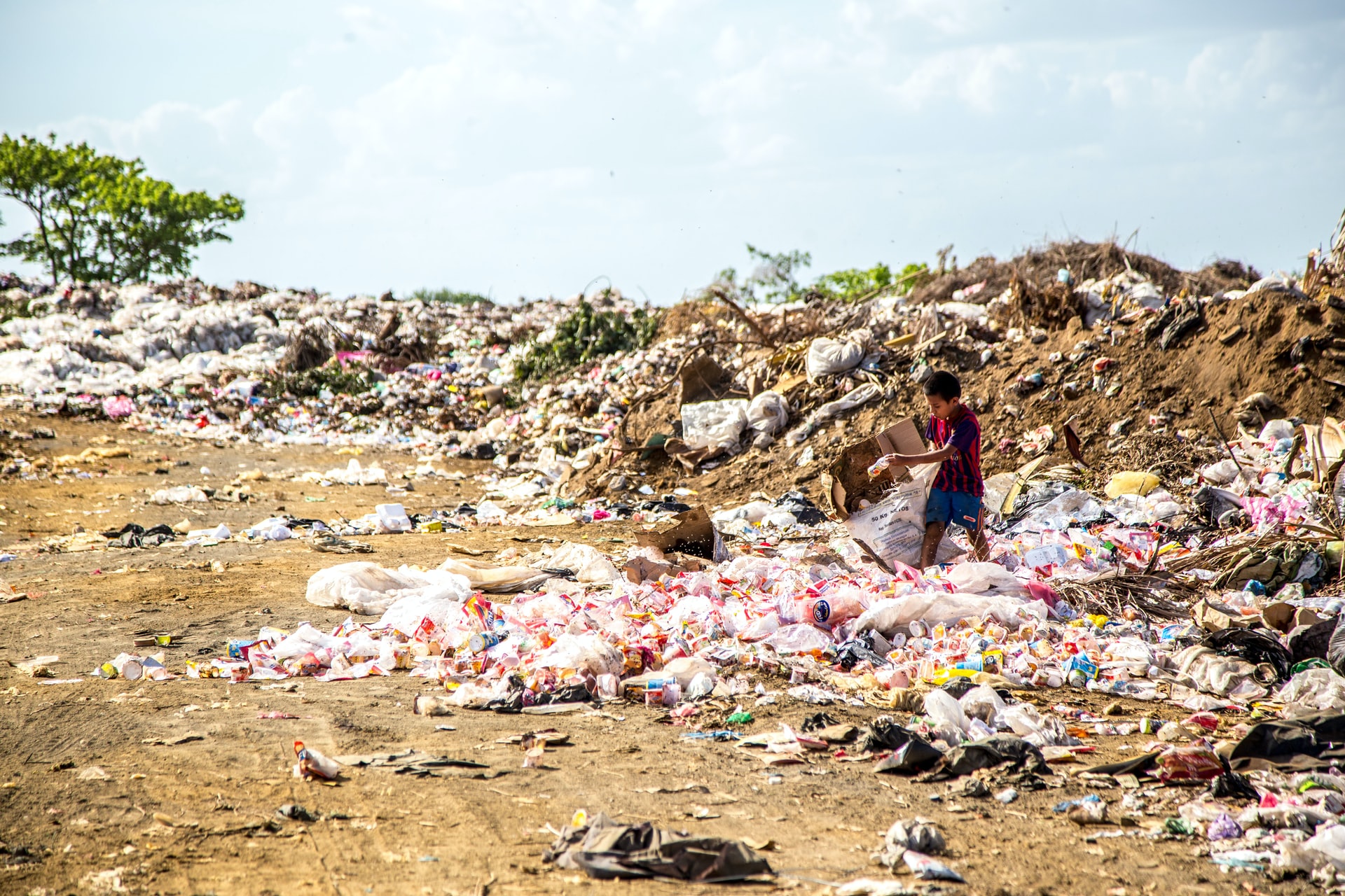 Un niño busca comida en un gran basura en Managua, Nicaragua. Foto: UNsplash / Hermes Rivera