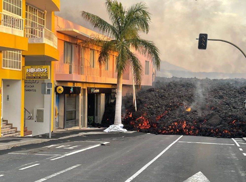 La lava llega hasta la puerta del banco La Caixa, en el barrio La Laguna, en La Palma. Foto cortesía de El Times