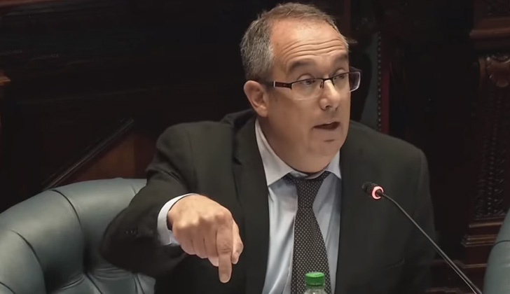 Senador José Carlos Mahía.