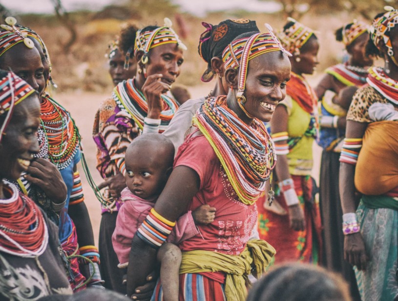 Un grupo de mujeres de la étnia Rendille, nómadas de Kargi, Kenya. Foto: UNsplash / Ian Macharia