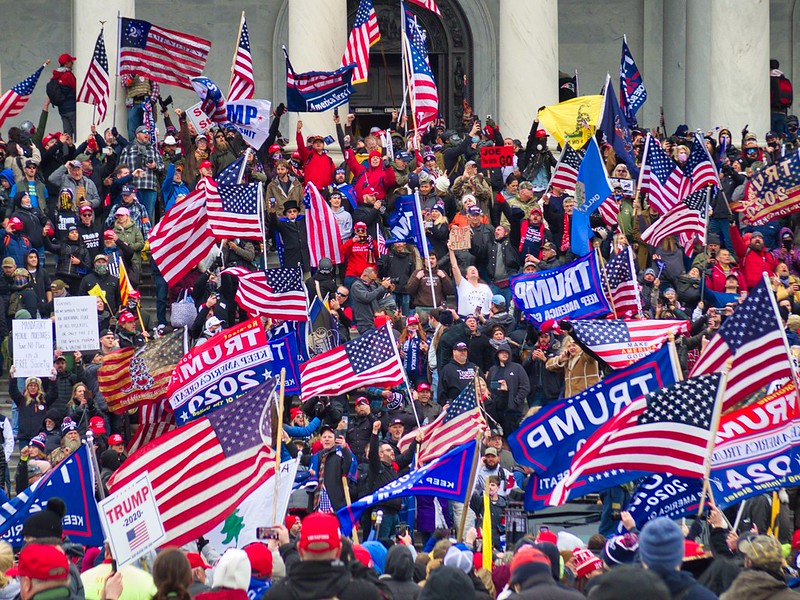 Seguidores de Trump, afiliados a movimientos de extrema derecha y neofascistas estadounidenses ingresaron el 6 de enero de 2021 violentamente al Capitolio de Washington, dejando a su paso varios muertos y decenas de heridos. Foto: Flickr / Brett Davis