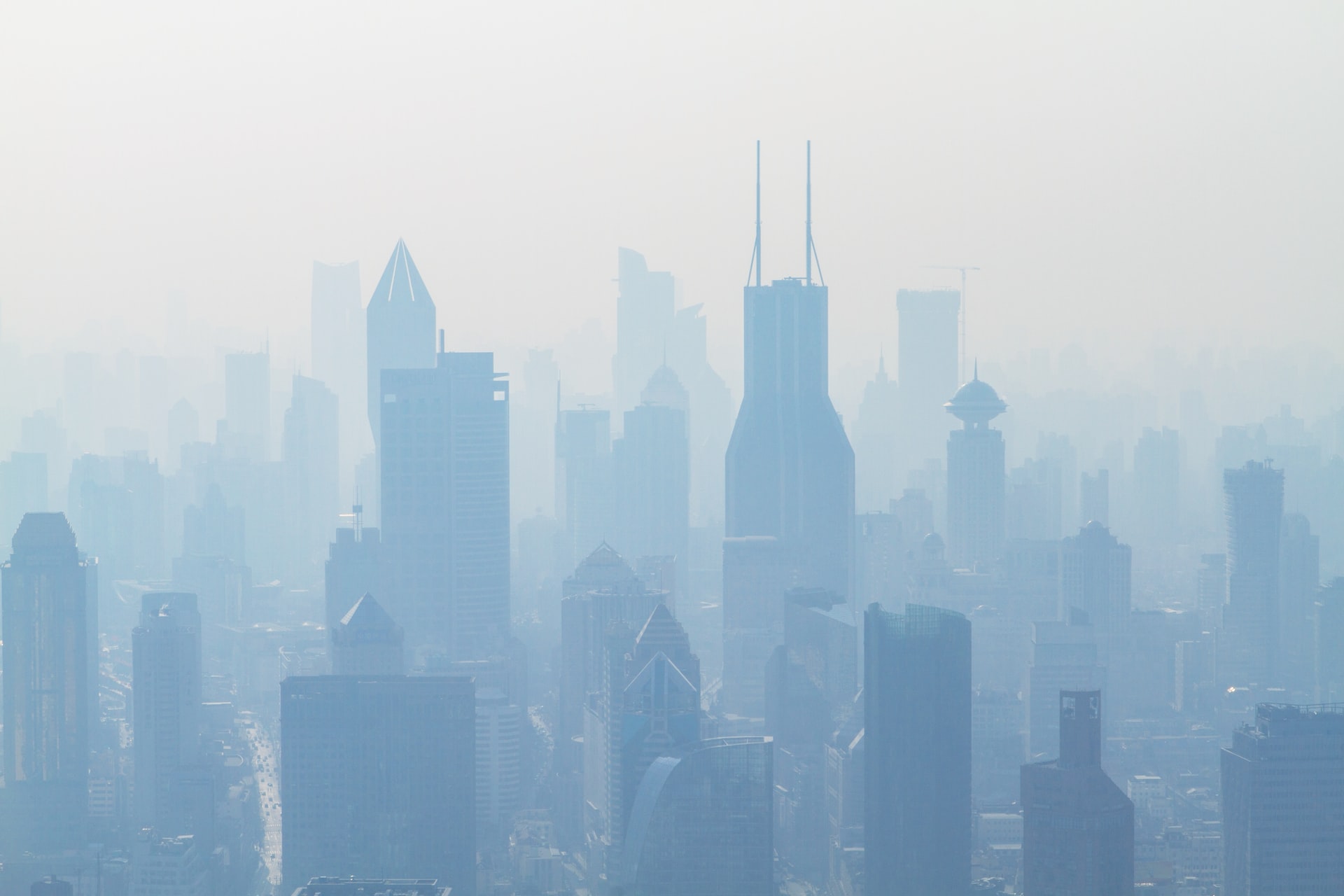 Una fotografía de Shangai, en China, totalmente tomada por el smogg. Foto: UNsplash / Photoholgic