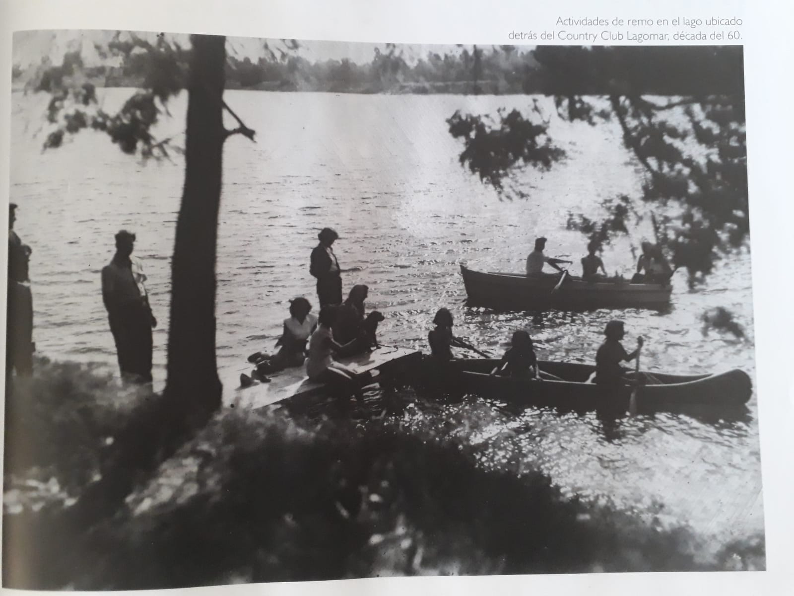 Una foto de archivo, de mediados del siglo pasado, en donde se da cuenta de la navegabilidad del Lago Lagomar, que fue disfrutado por vecinos y vecinas por décadas. 