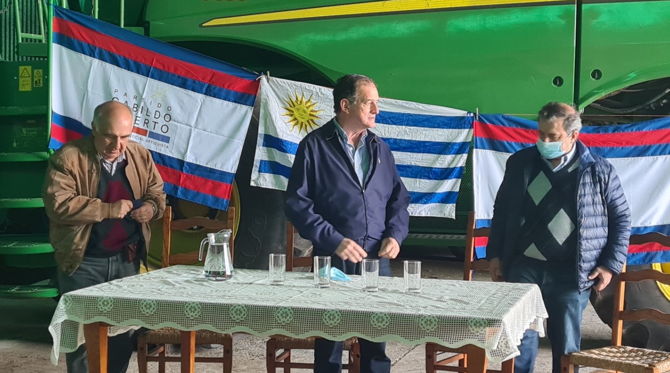 De izquierda a derecha, Guillermo Domenech, Guido Manini Ríos y Raúl Lozano, todos senadores de Cabildo Abierto. Foto: Twitter / Cabildo Abierto