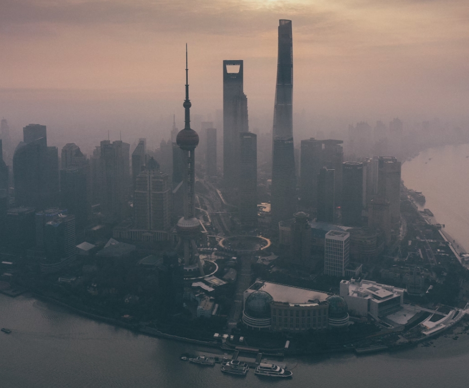 La bahía del distrito de Pudong de la ciudad de Shanghái, se cubre constantemente de nubes de smog. Foto: UNsplash / Zane Zhang