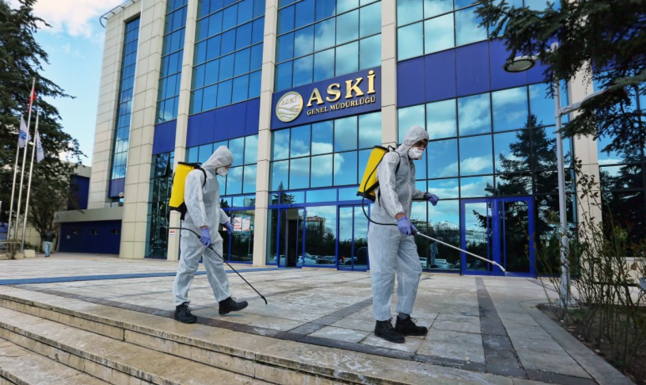 Dos empleados desinfectan las gradas de entrada de un edificio en Ankara, capital de Turquía, en una imagen de archivo de 2021. Foto: UNsplash / Selim Arda