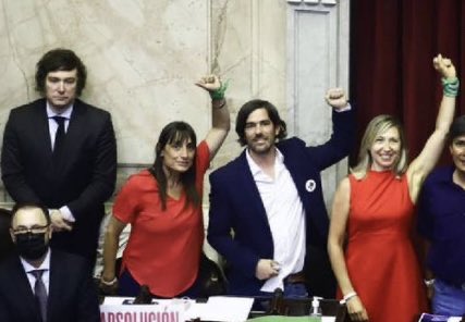 Javier Milei (izq) no se mostró complacido con haber sido colocado al lado de los bloques de diputados de izquierda. Foto: Twitter