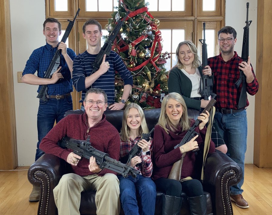 En 2021, unos días después del tiroteo en una escuela de Michigan, el representante republicano Thomas Massie publicó una foto familiar con armas y le pide municiones a Santa para Navidad. Foto: Twitter / Thomas Massie
