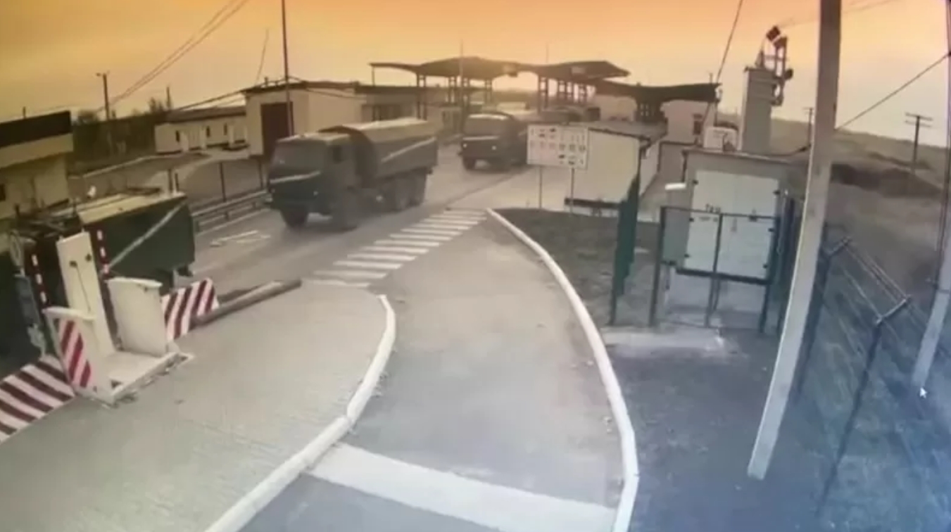 El Servicio Estatal de la Guardia Fronteriza de Ucrania emitió esta imagen de las cámaras de seguridad en que se ven a camiones militares rusos cruzando por la frontera de Crimea. 