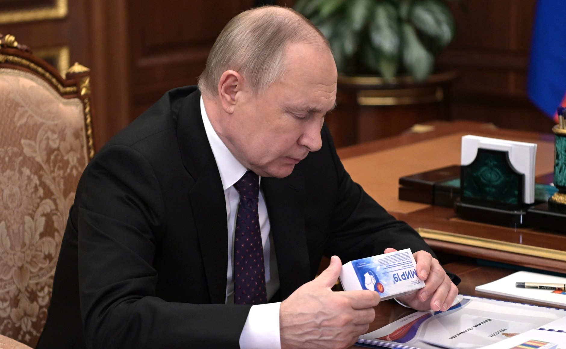 Vladimir Putin sostiene una caja del medicamento antiviral Mir-19, que está siendo desarrollado para combatir el coronavirus. Foto: Kremlin.ru
