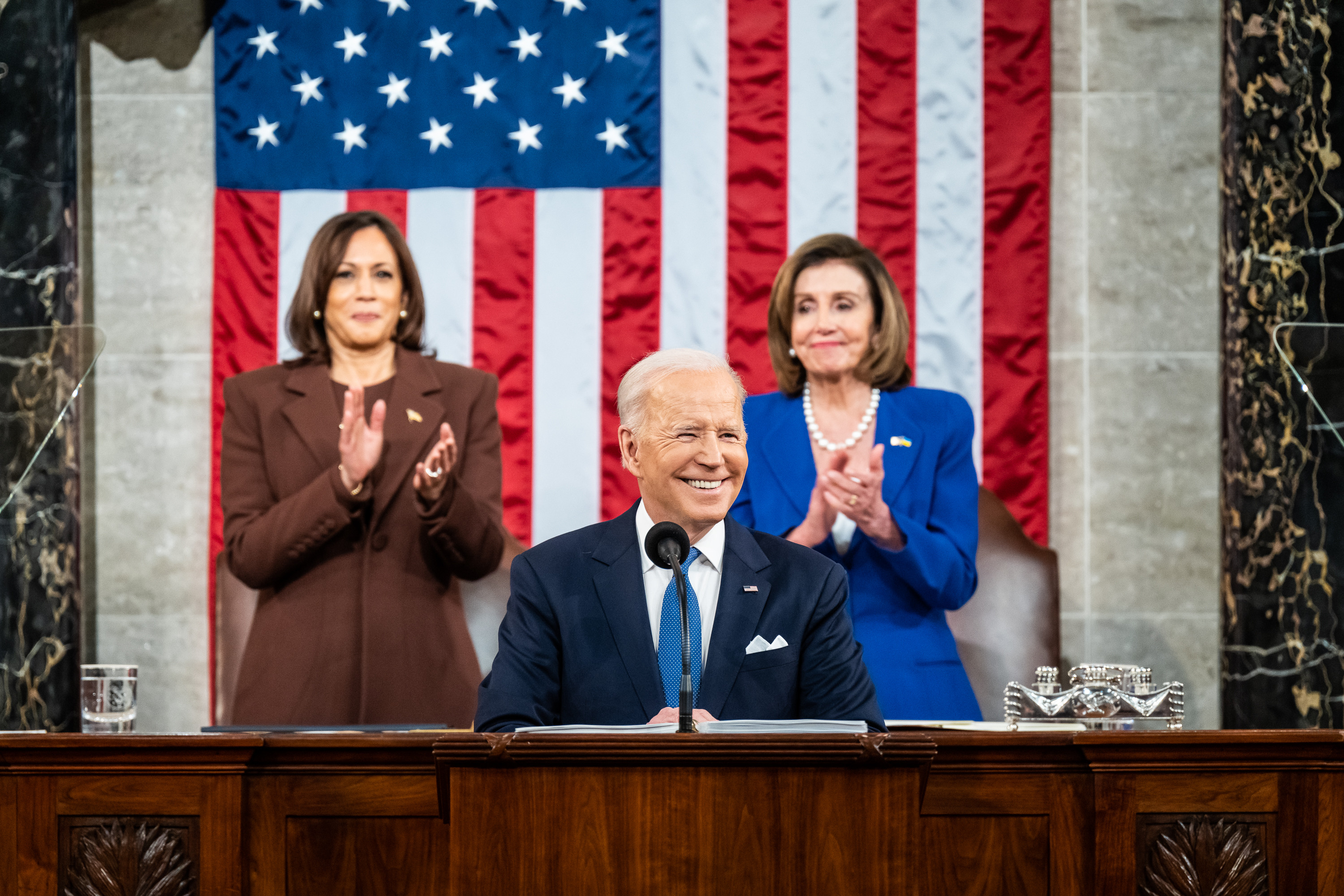 Joe Biden junto a su vicepresidenta, Kamala Harris (izquierda) y la presidenta del Congreso, Nancy Pelosi. Foto: Twitter / POTUS