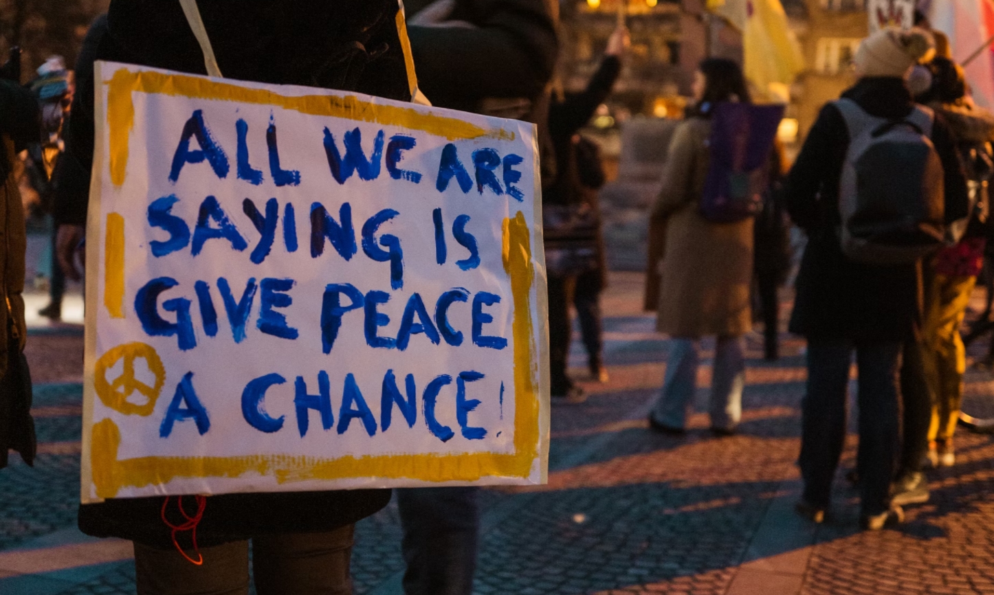 “Todo lo que pedimos es que le den una oportunidad a la paz”, dice un rótulo en esta manifestación realizada el 1° de marzo en Ljubljana, Slovenia. Foto: UNsplash / Miha Rekar