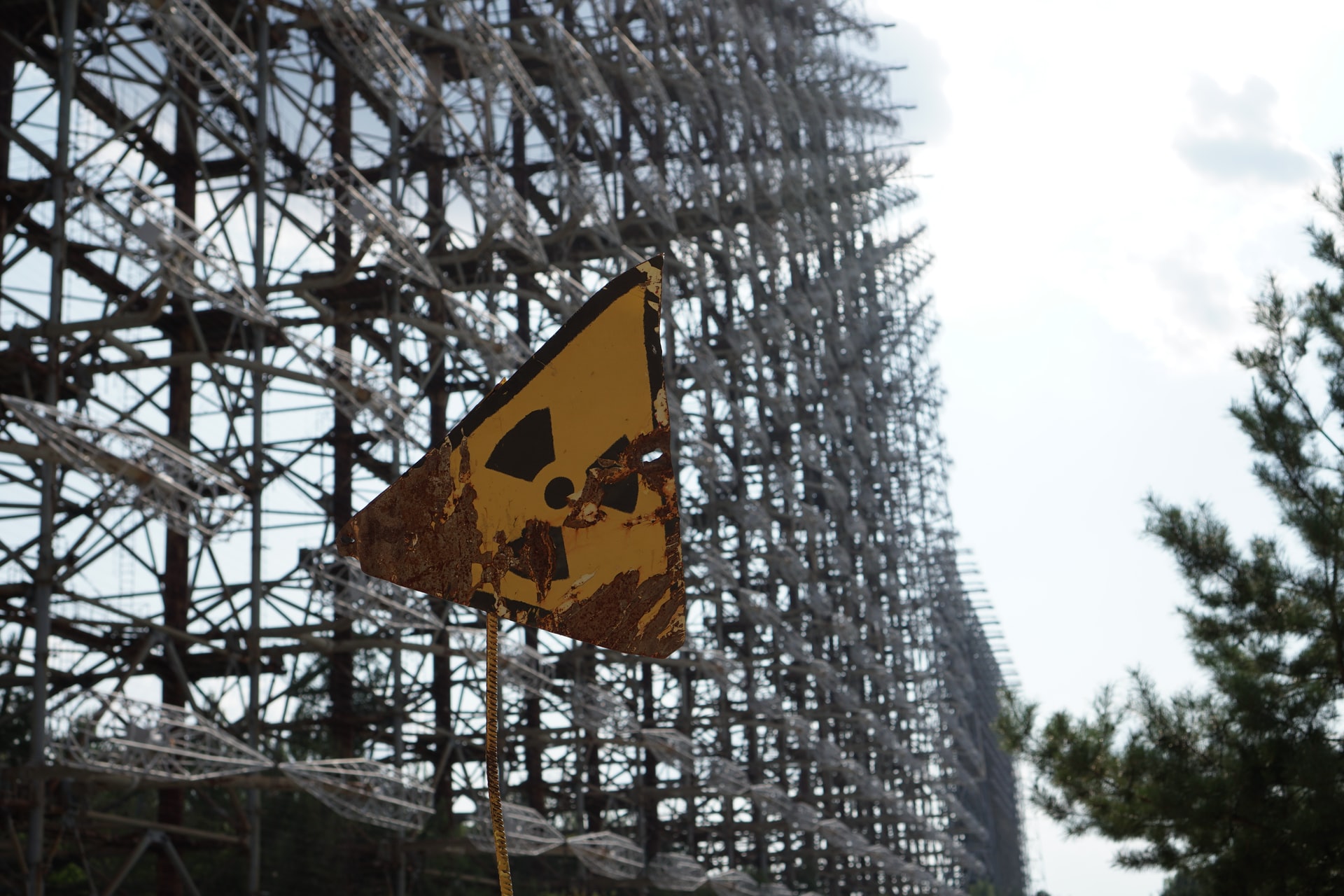 Un rótulo en la zona de exclusión de Chernóbil alerta de la presencia de material radioactivo en el ambiente. Foto: UNsplash / Romain Chollet