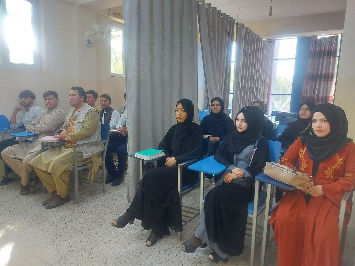 Estudiantes masculinos y femeninos separados en una clase en la Universidad de Avicena en Kabul, Afganistán, el 6 de septiembre de 2021. Foto difundida en redes sociales