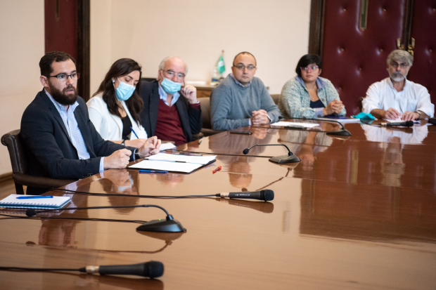 Imagen de la reunión entre la Intendencia de Montevideo y representantes de los sectores alcanzados por el paquete de medidas.