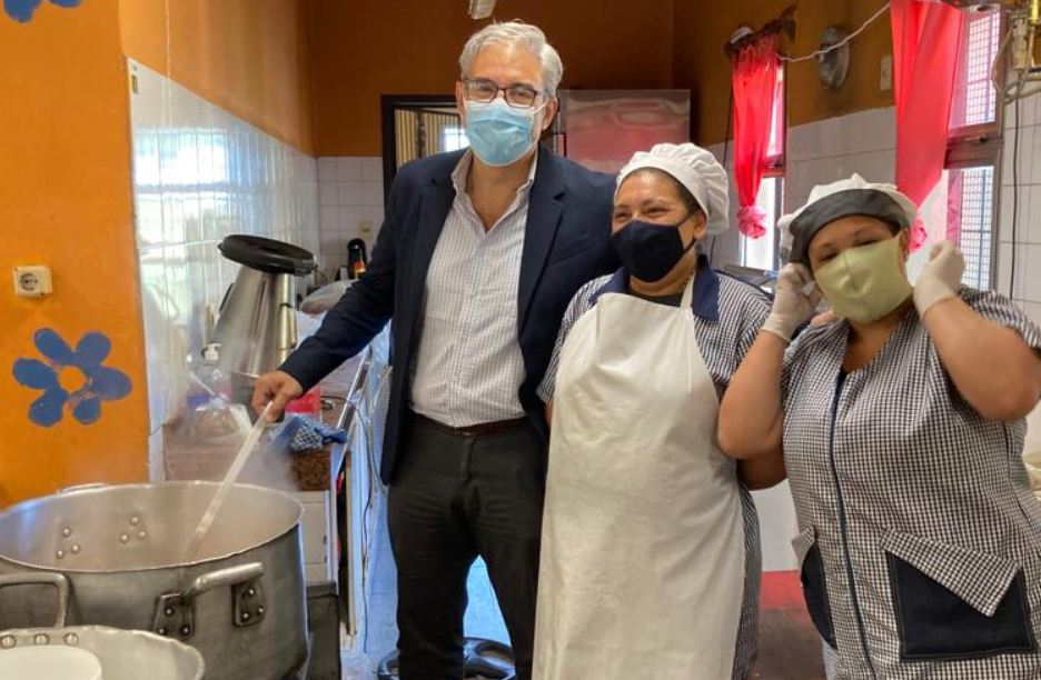 El presidente de ANEP, Robert Silva, durante una visita a la cocina de un centro educativo en Rivera, el pasado 11 de marzo. Foto: Twitter / ANEP