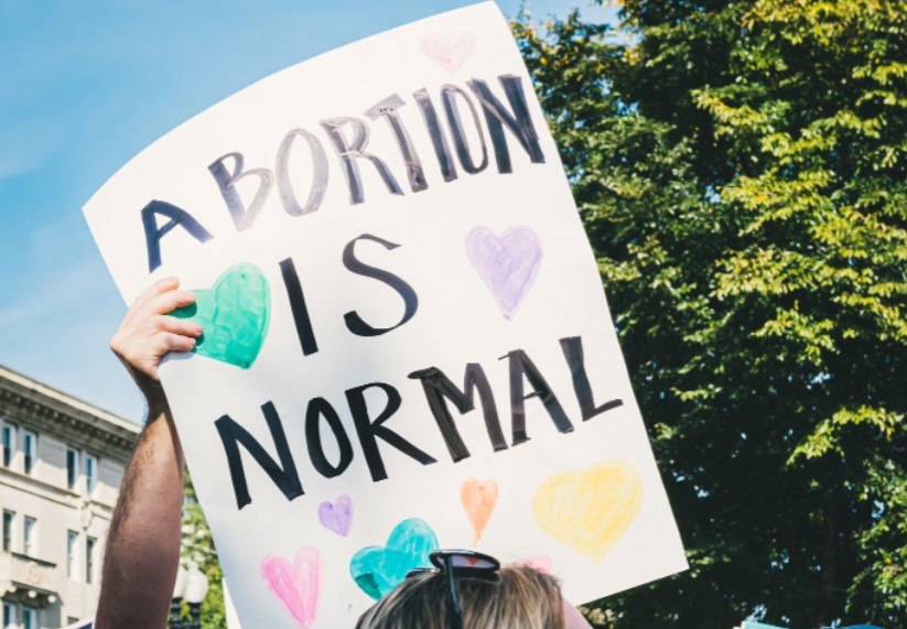 "El aborto es normal", dice un cartel en una manifestación en EE.UU. a favor de este derecho. Foto: UNsplash / Gayatri Malhotra