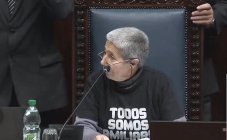 The Frente Amplio senator, Amanda Della Ventura, provoked the anger of the National Party by wearing a t-shirt that commemorates the disappeared detainees.