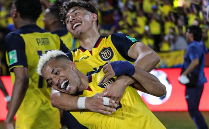 Jeremy Sarmiento (arriba) y Byron Castillo se abrazan celebrando la clasificación de Ecuador a Catar 2022. Foto: Selección Ecuatoriana de Fútbol