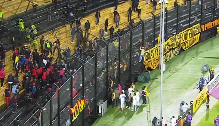 Disturbios en el Campeón del Siglo entre hinchas de Peñarol y de Colón.