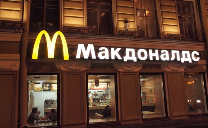 El logotipo de McDonald's en Rusia está adaptado al alfabeto cirílico. Foto: Flickr / Sandra Cohen-Rose
